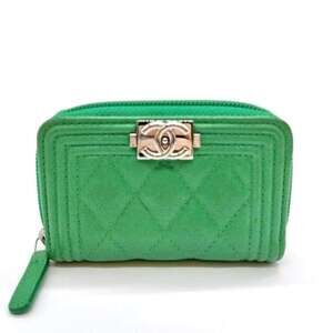 CHANEL Boy Chanel coin case, caviar leather, green, round.